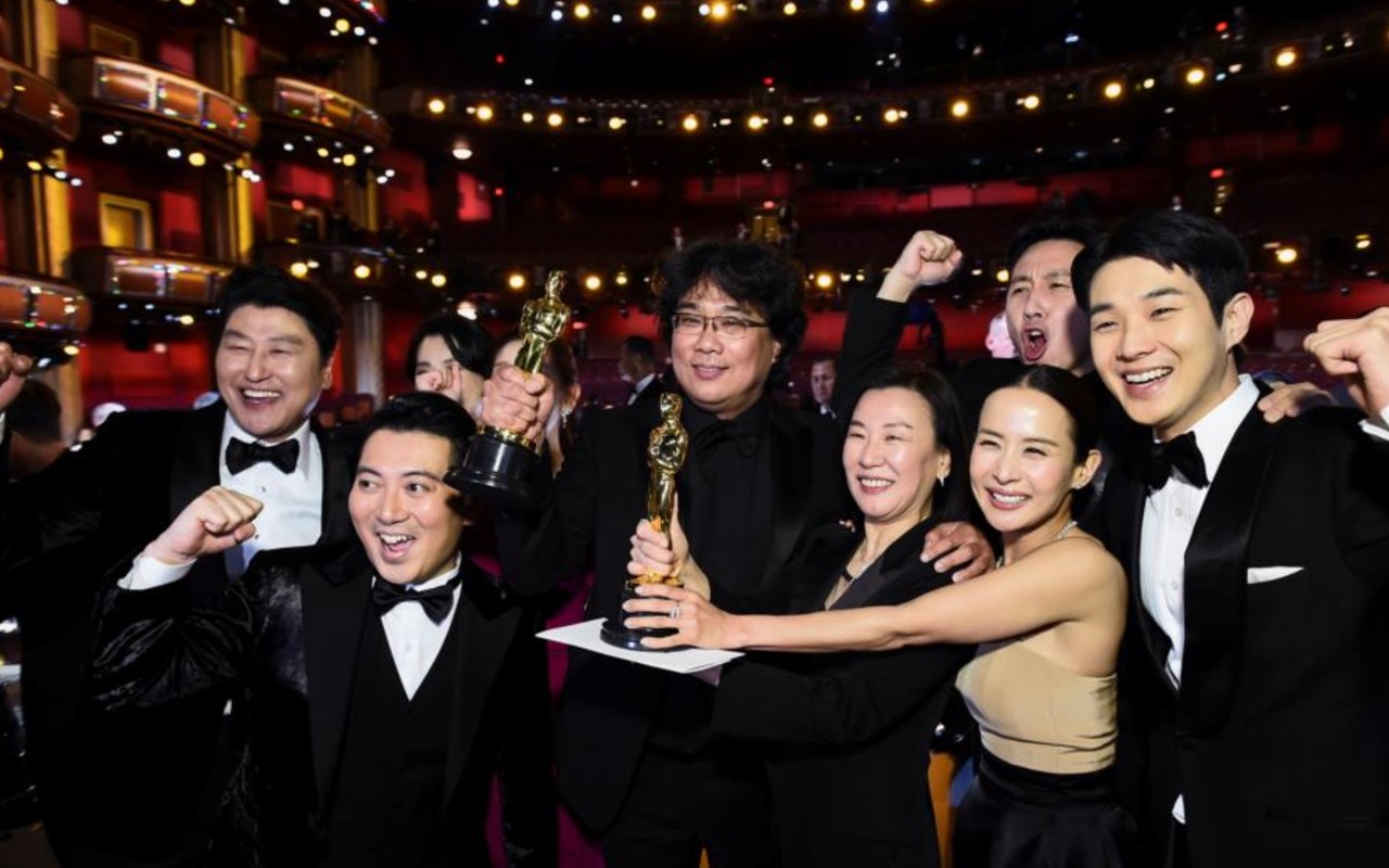 “Parasite” gana mejor película y hace historia en los Oscar