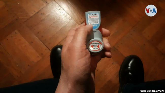 El inmigrante colombiano Simón depende de su inhalador con una medicina que recibe desde su país, porque es un indocumentado que no tiene un plan de salud en la ciudad de Nueva York. [Foto: Celia Mendoza, VOA].