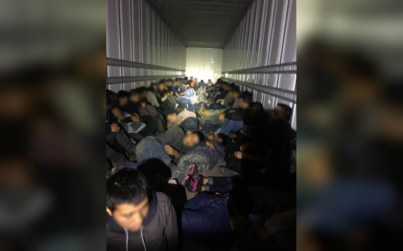 CBP descubre a 42 migrantes que viajaban en un trailer