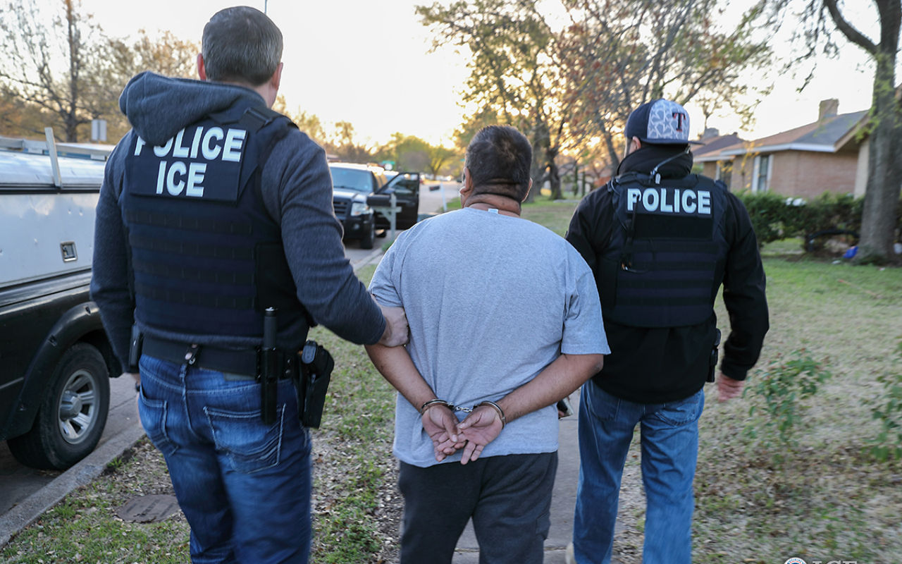 ICE anuncia estrategia por Covid-19 arrestarían a menos migrantes