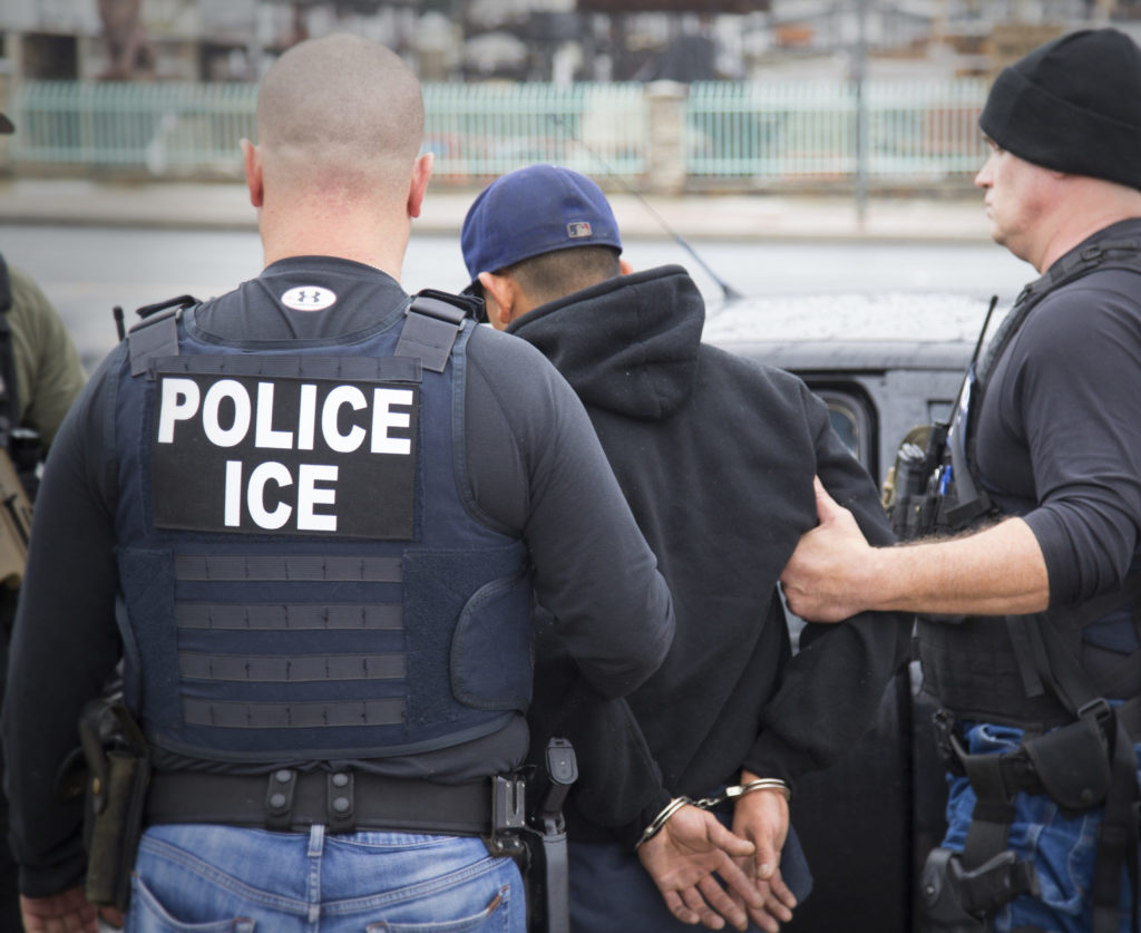 ICE rechaza cargos contra agentes que usan tácticas de intimidación