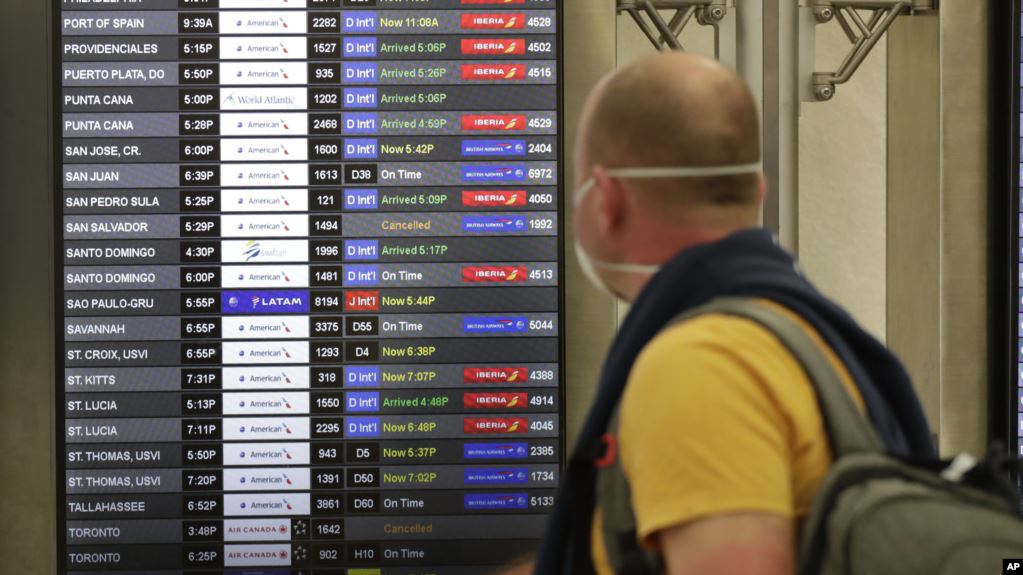 A partir del 18 de julio, el uso de mascarillas para los pasajeros de United Airlines será obligatorio. Foto: Voz de América