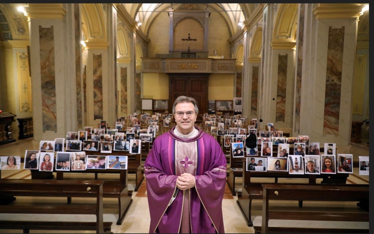 Sacerdote celebra misa con fotos de parroquianos por Covid-19