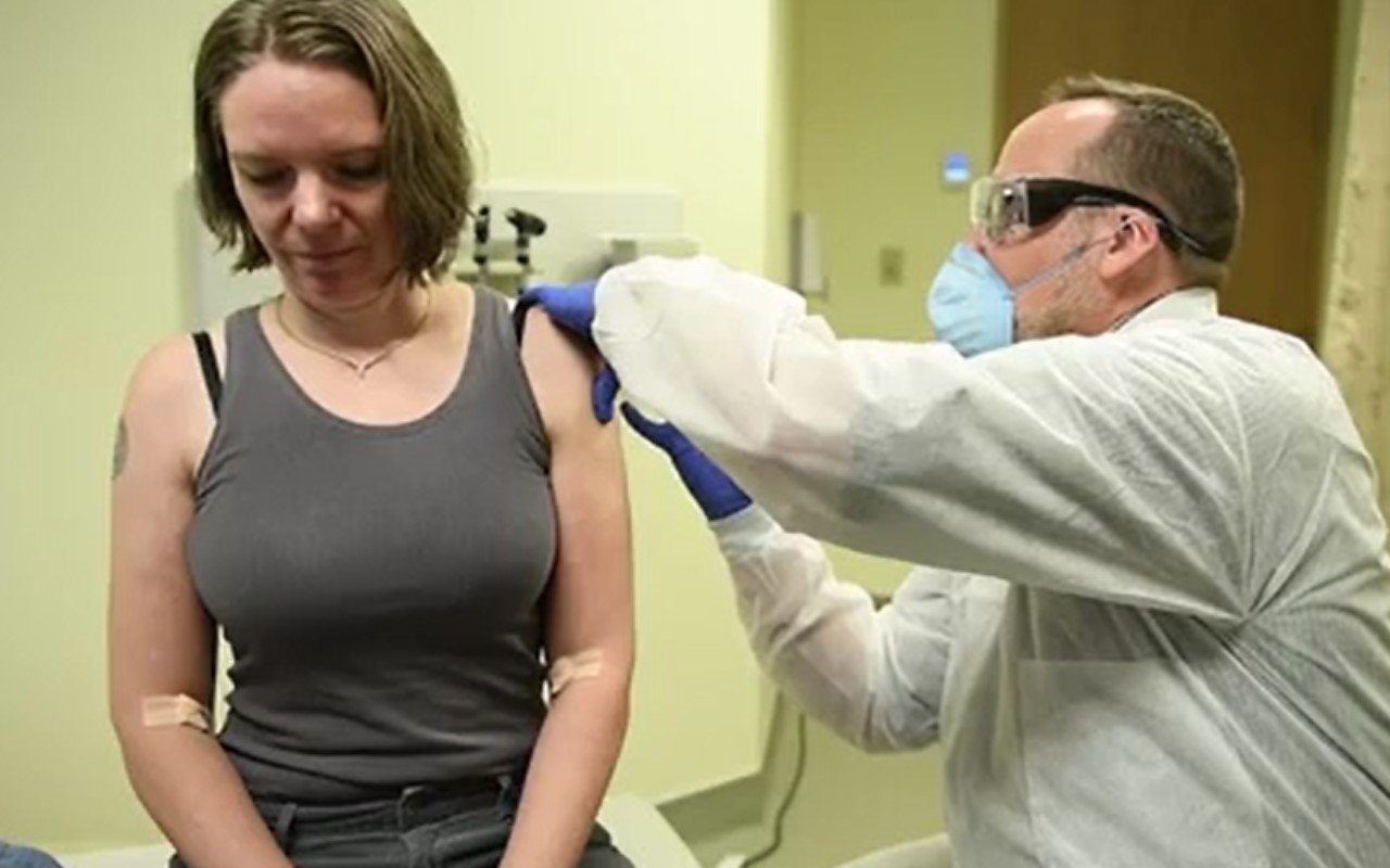 Doctor poniendo prueba de vacuna contra cocornavirus en Seattle