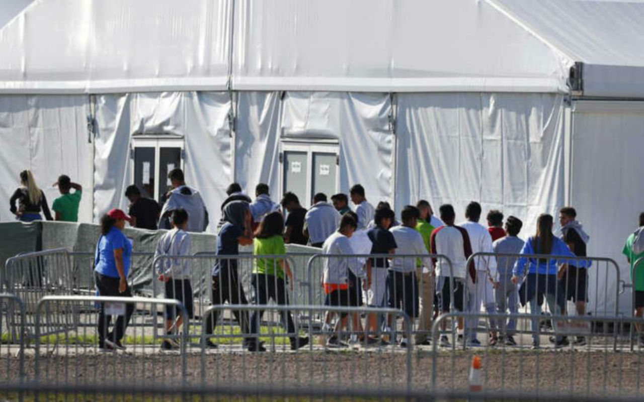 AP VOA Juez federal ordena liberar a menores de edad detenidos por inmigración