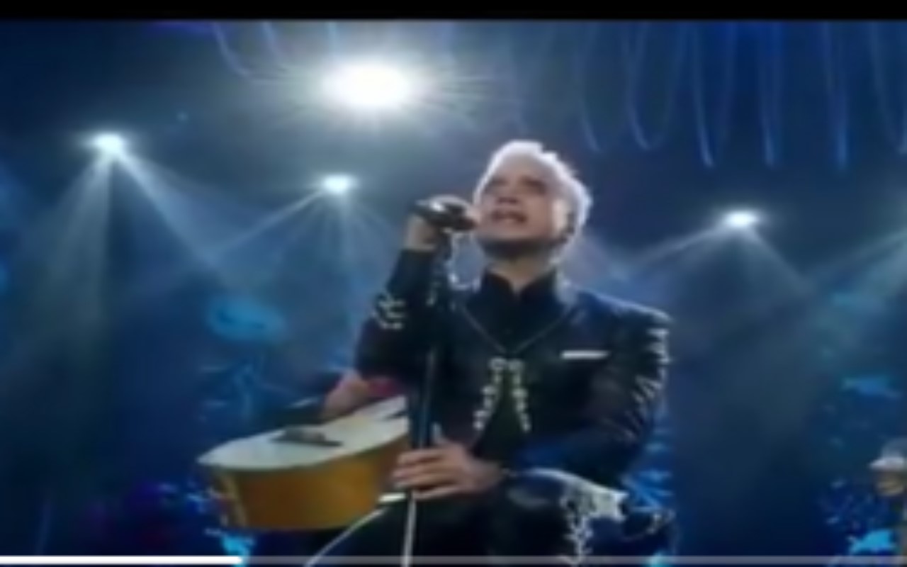 Alejandrom Fernández cantando