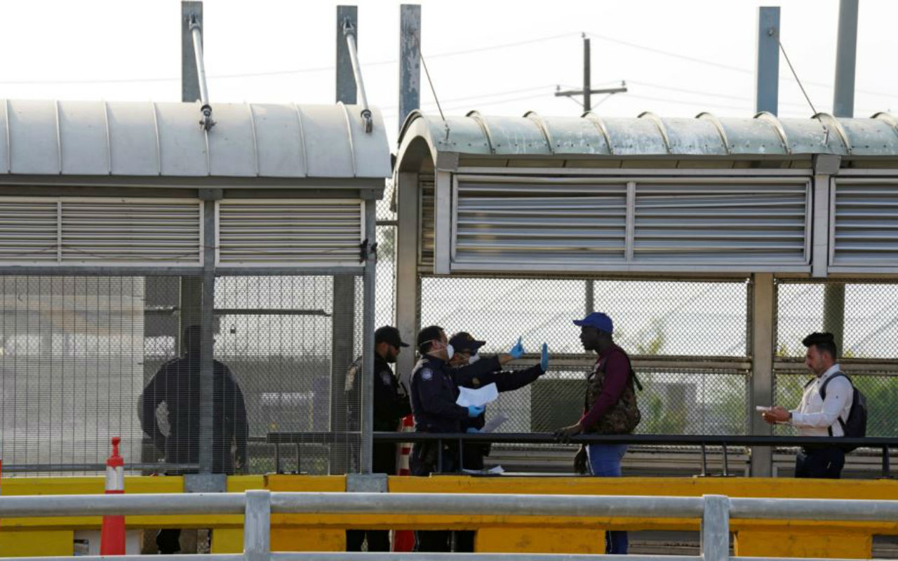Los gobernadores de los estados fronterizos de México con EEUU están pidiendo al gobierno que tome medidas para disminuir los brotes de Covid-19. Foto: Reuters / Voz de América