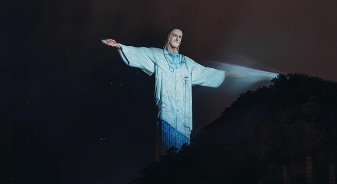 El Cristo de Río se viste de médico para homenajear al personal de salud