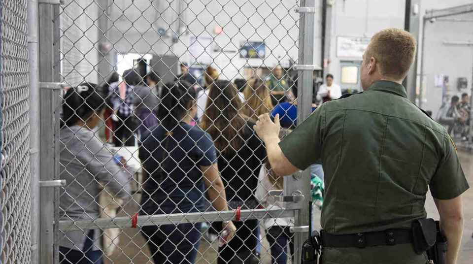 Migrantes denuncian que, por pedir jabón en una cárcel de ICE, les rociaron gas pimienta