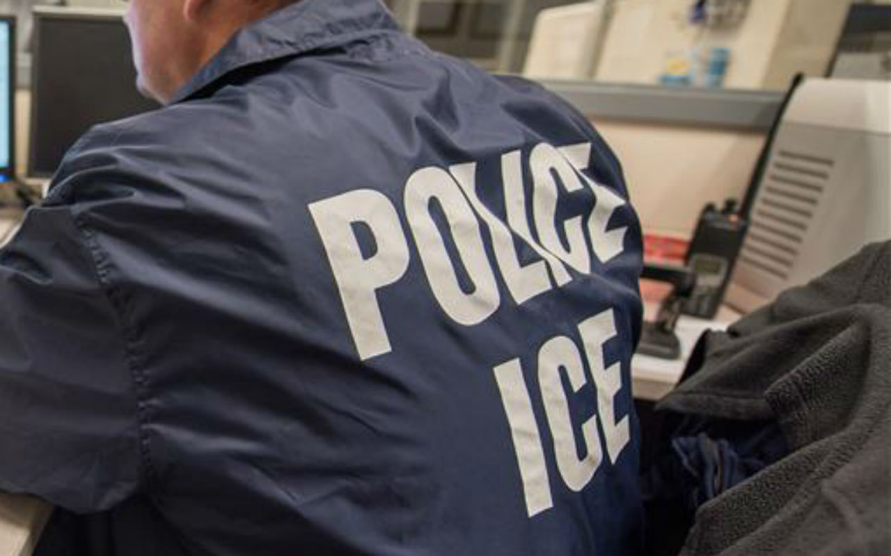 Policía agente de ICE