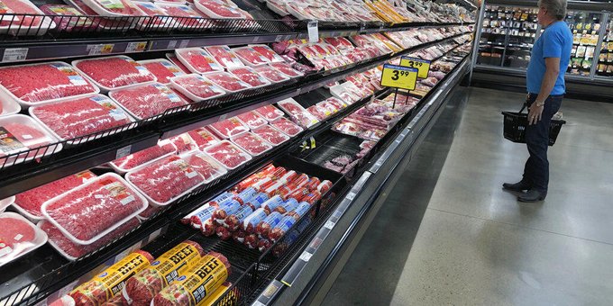 Trump ordena apertura de procesadoras de carne pese a foco de contagio