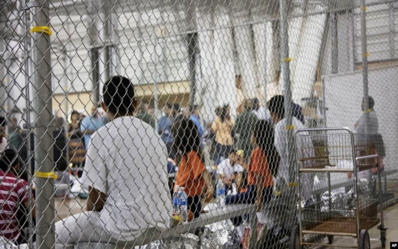 Niños migrantes en centro de detención