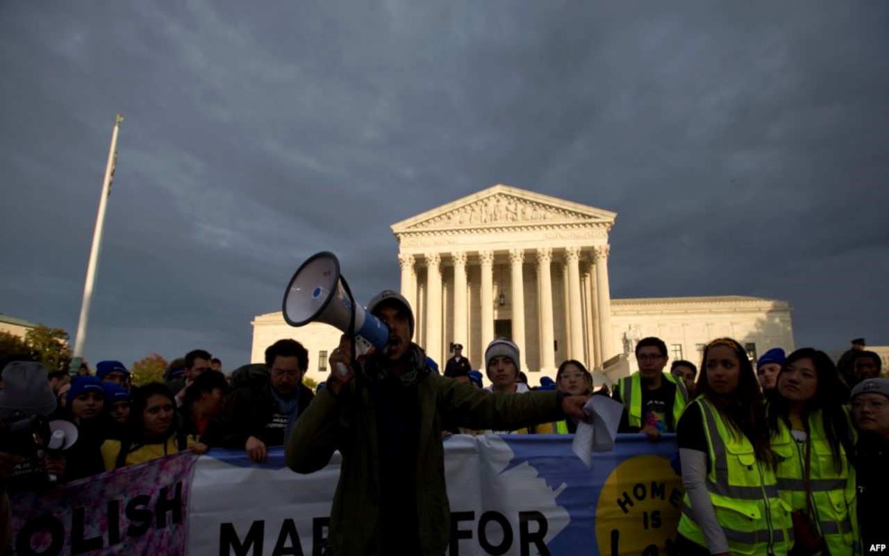 Manifestantes desfilan frente a la Corte Suprema de EE.UU. en defensa de los programas DACA y TPS