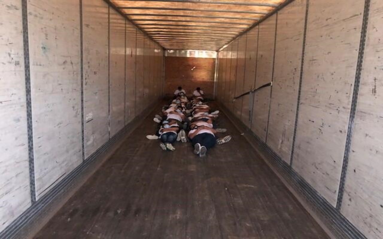 Indocumentados escondidos en un camión en Laredo