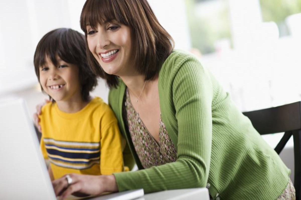 Los padres deben estar al tanto de las clases en línea de sus hijos. Foto: https://www.commonsensemedia.org