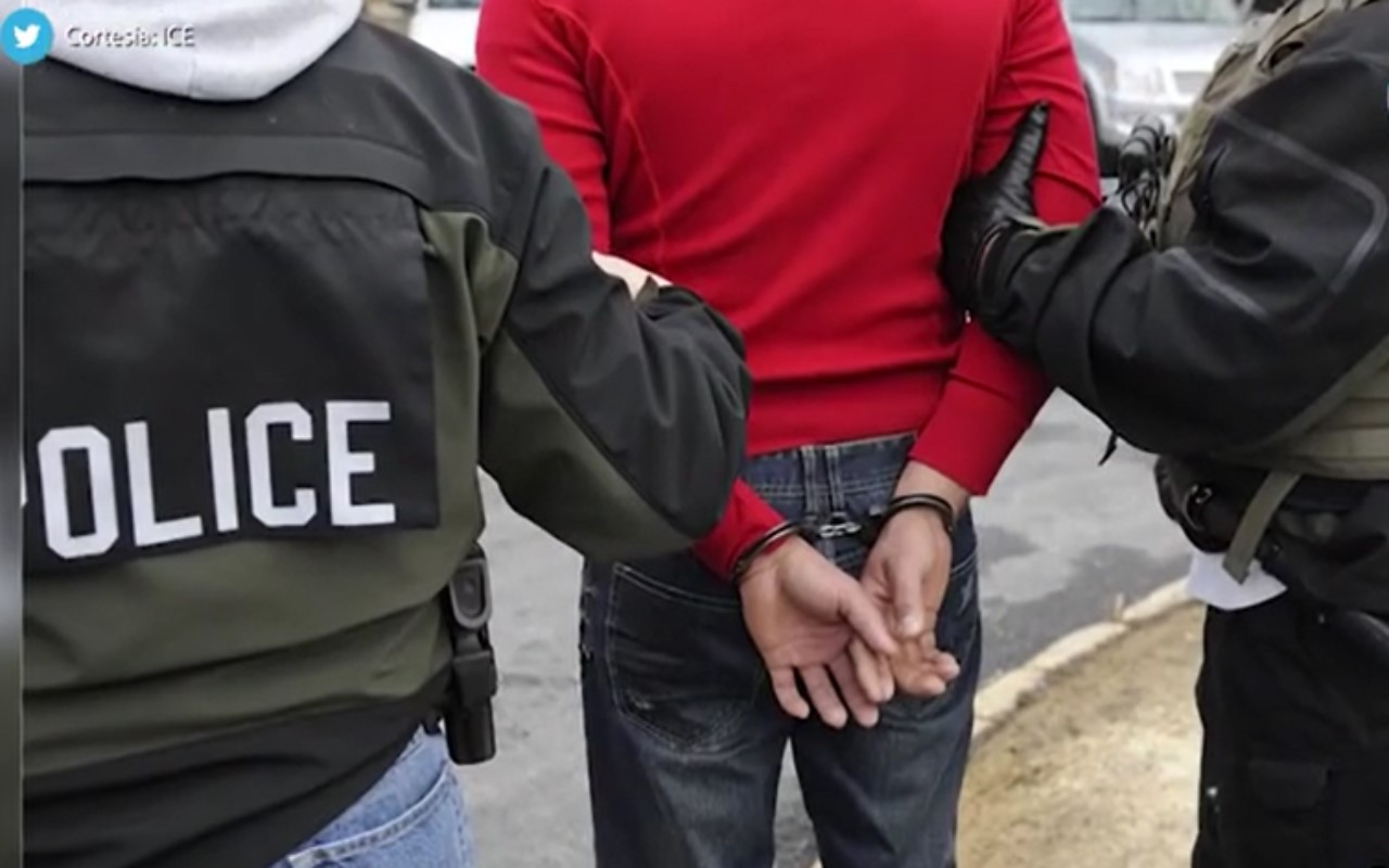 Migrante detenido por el ICE