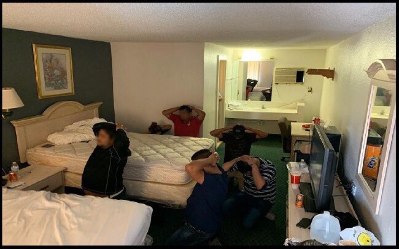 Migrntes en hotel en Laredo