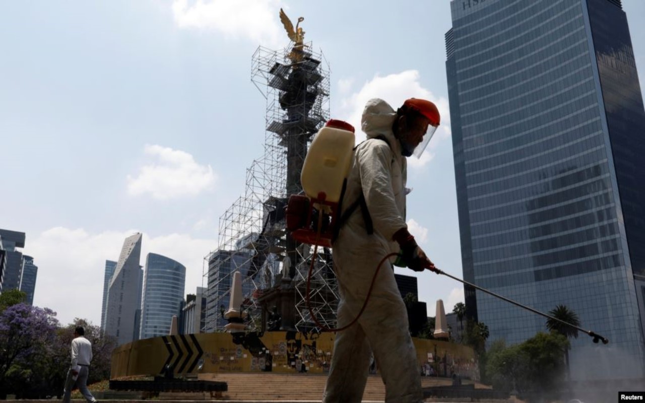 Trabajador limpiando en la Ciudad de México