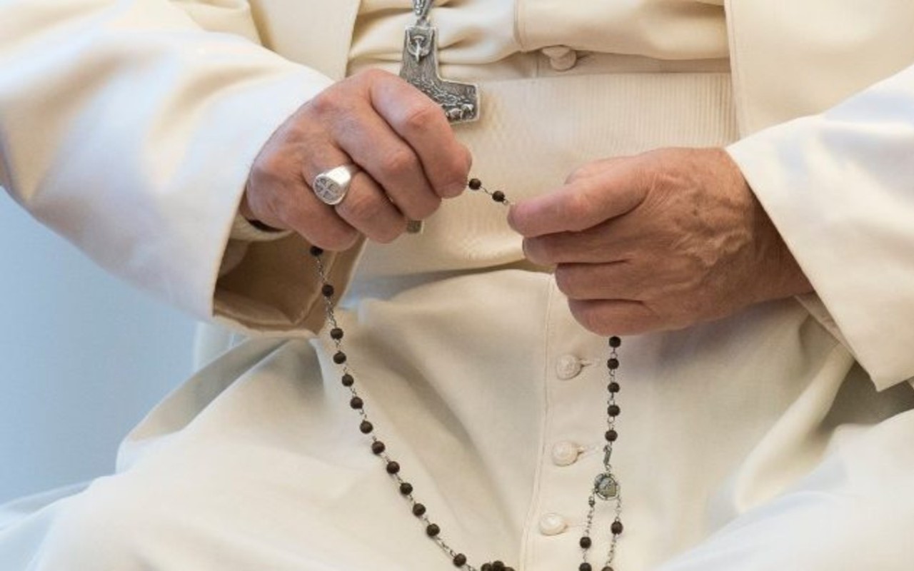 Papa Francisco agarrando un Rosario