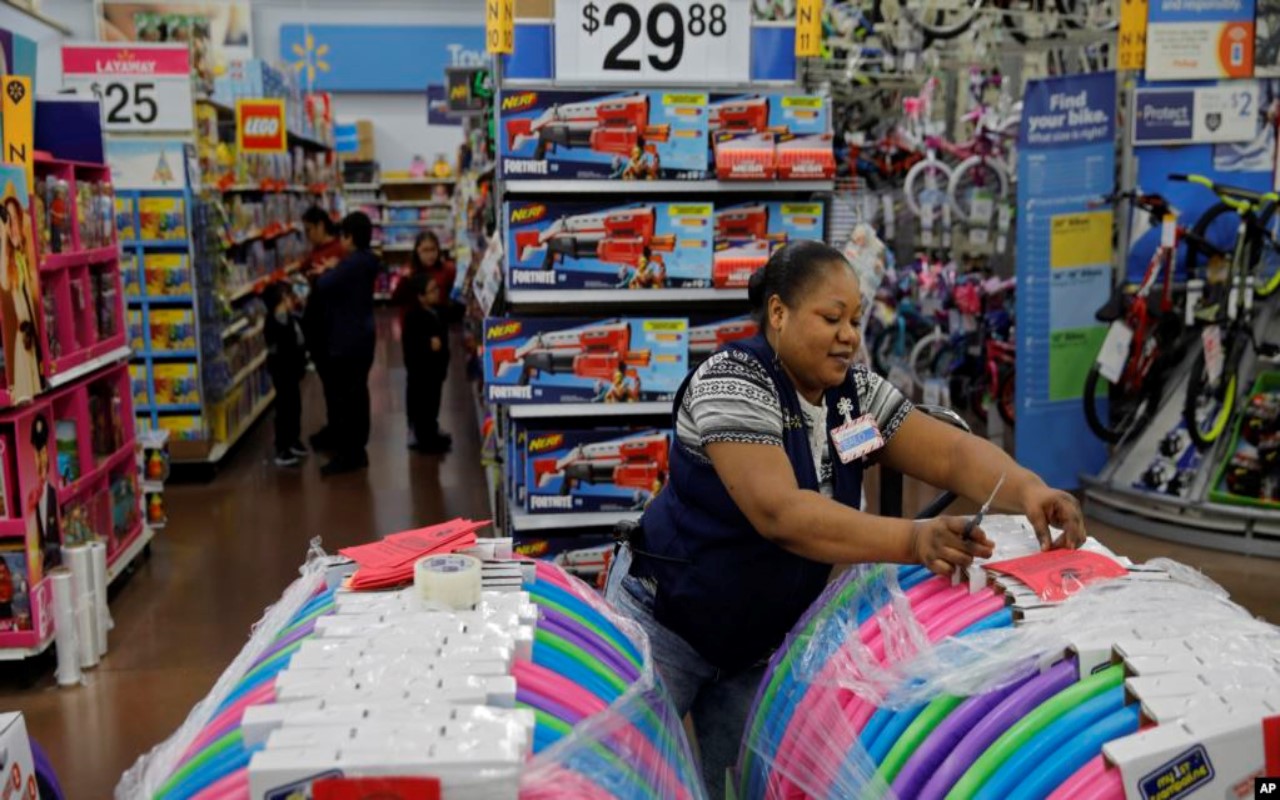 Archivo - Trabajadora de Walmart etiqueta productos, en una tienda de Las Vegas, Nevada./Foto: AP / Voz de América