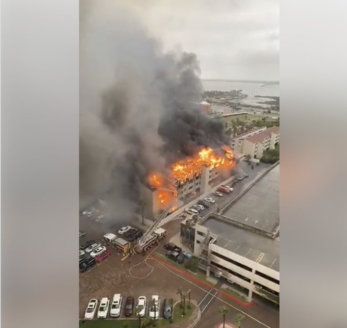 Alerta por incendio de condominios en Isla del Padre, Texas