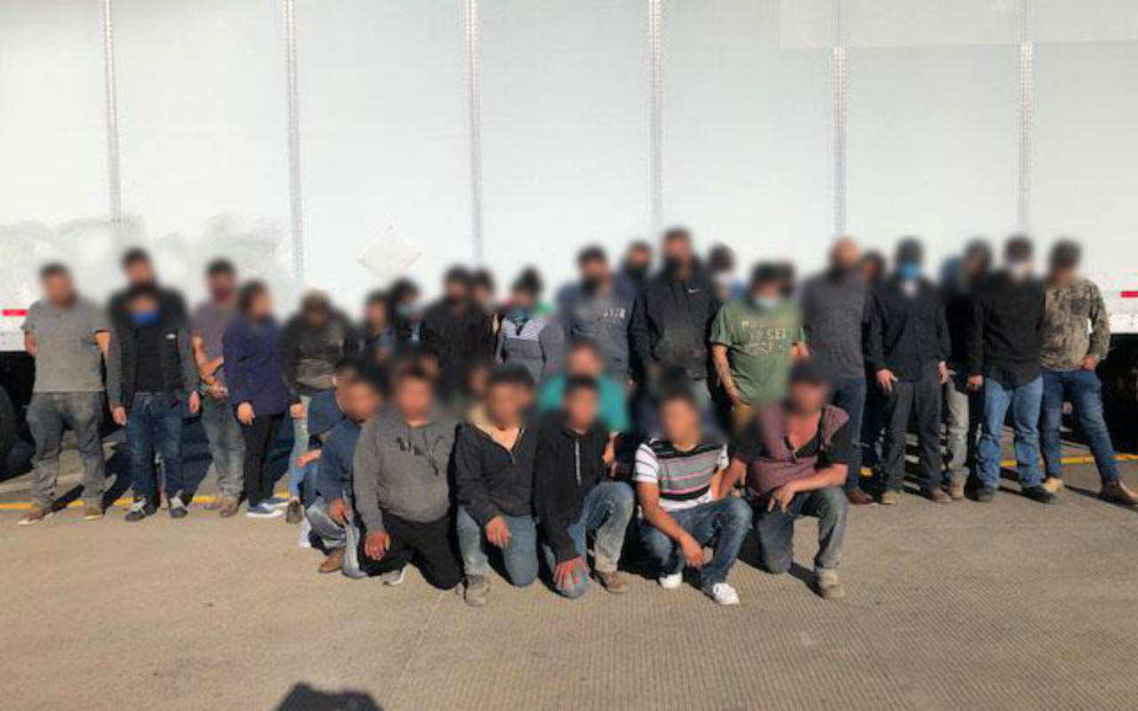 CBP detienen a más de 30 migrantes escondidos en un trailer