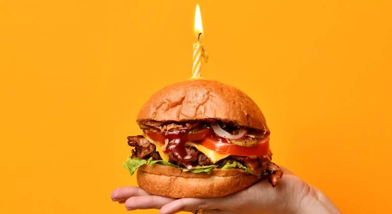 Carl's Junior celebra el Burger Day con hamburguesas a $1 peso