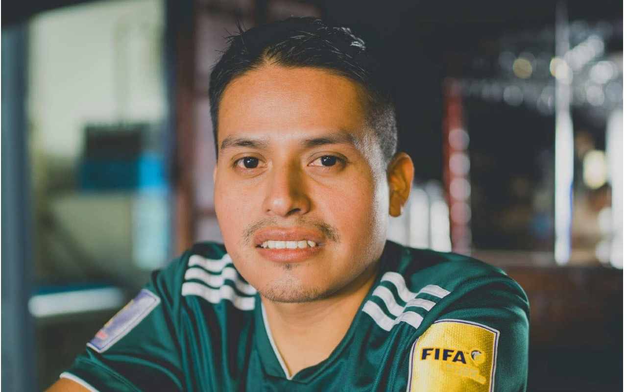 Gonzalo Cruz sentado con una playera de México