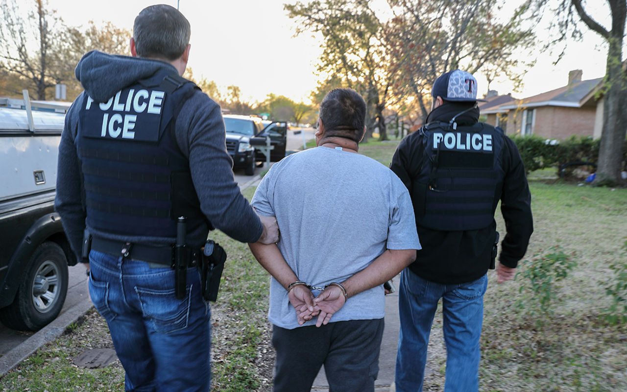 ICE arresto de migrante en la calle
