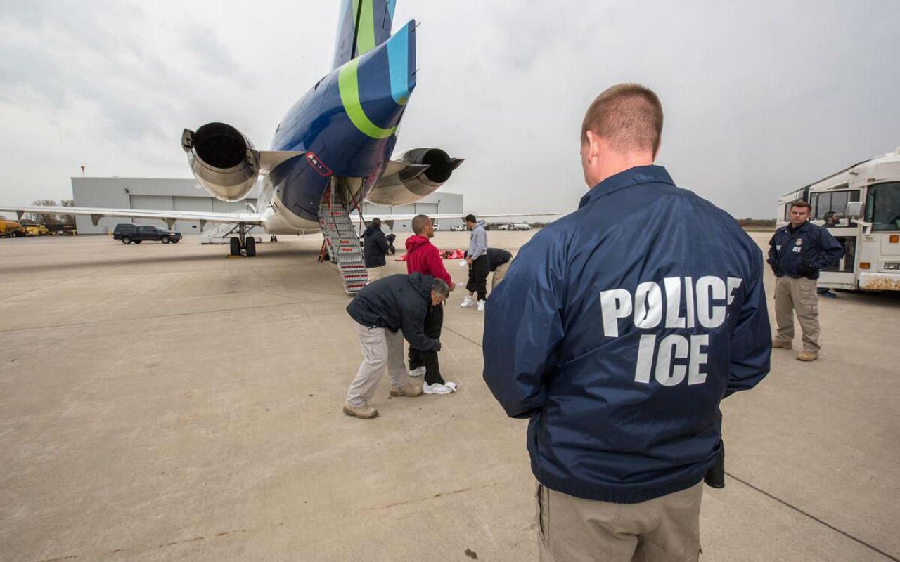 Las deportaciones por "vuelos laterales" habían quedado suspendidas en mayo. | Foto: @ICEgov