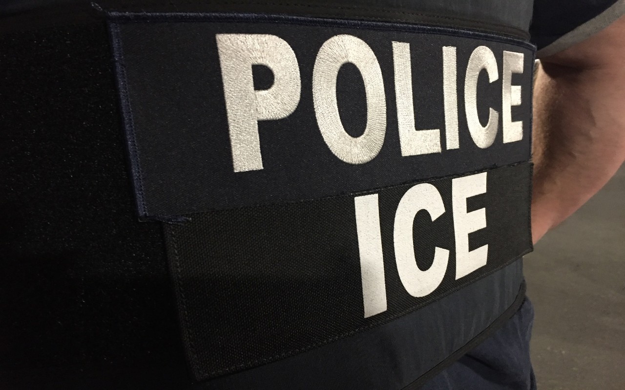 ICE enfrenta demanda por bloqueo de acceso telefónico a detenidos
