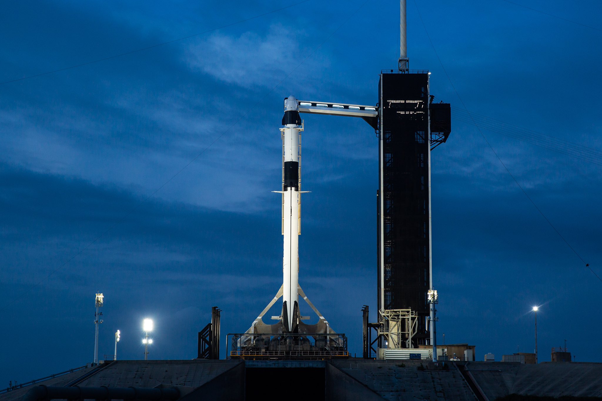 SpaceX listo para lanzar su primera tripulación humana al espacio esta tarde