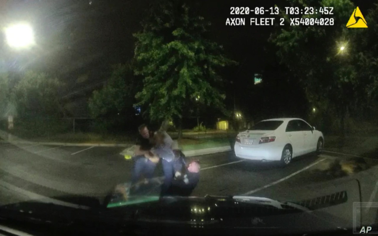 Despiden a policía que disparó a afroestadounidense en Atlanta