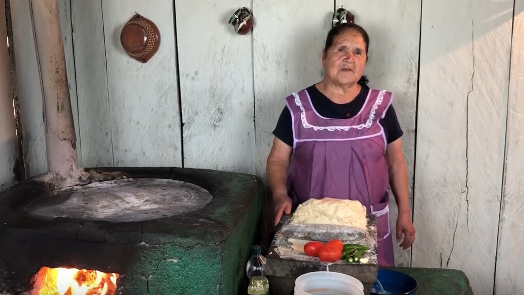 Doña Ángela de "De mi Rancho a tu Cocina", una de las 100 mujeres líderes de México