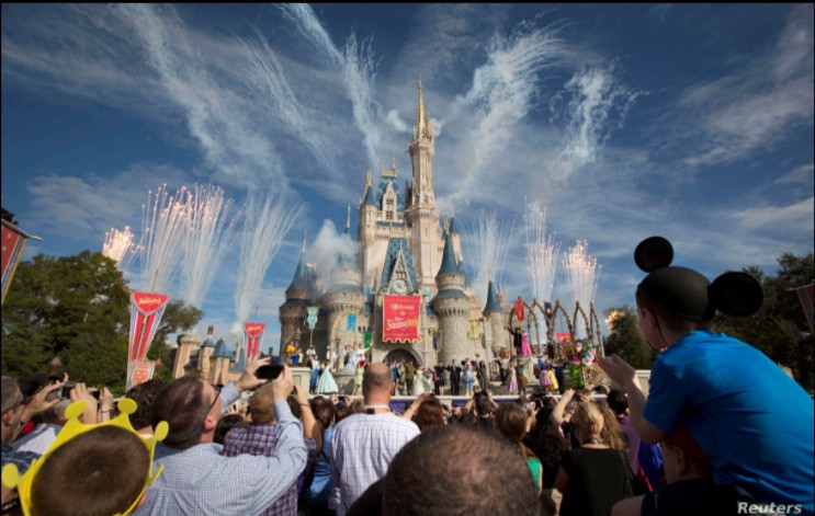 Empleados y huéspedes piden a Disney retrasar reapertura del parque en Orlando