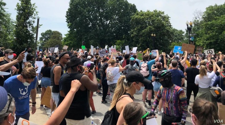 Miles de personas protestan por noveno día en Washington
