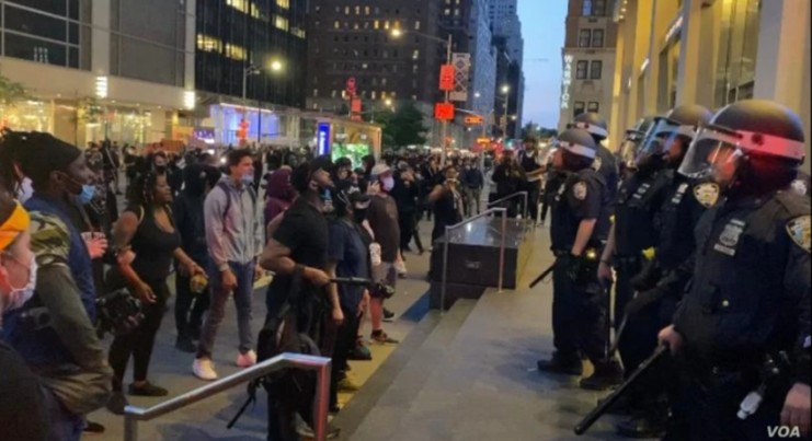 Otra noche de protestas y saqueos en ciudades de EEUU