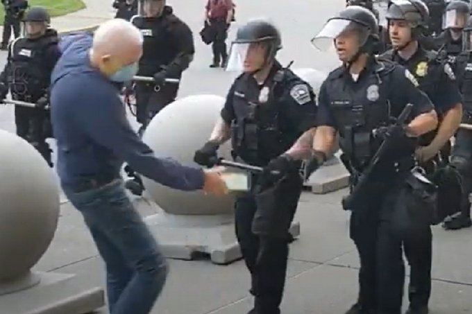 Trump califica de montaje la caída de un manifestante empujado por policías