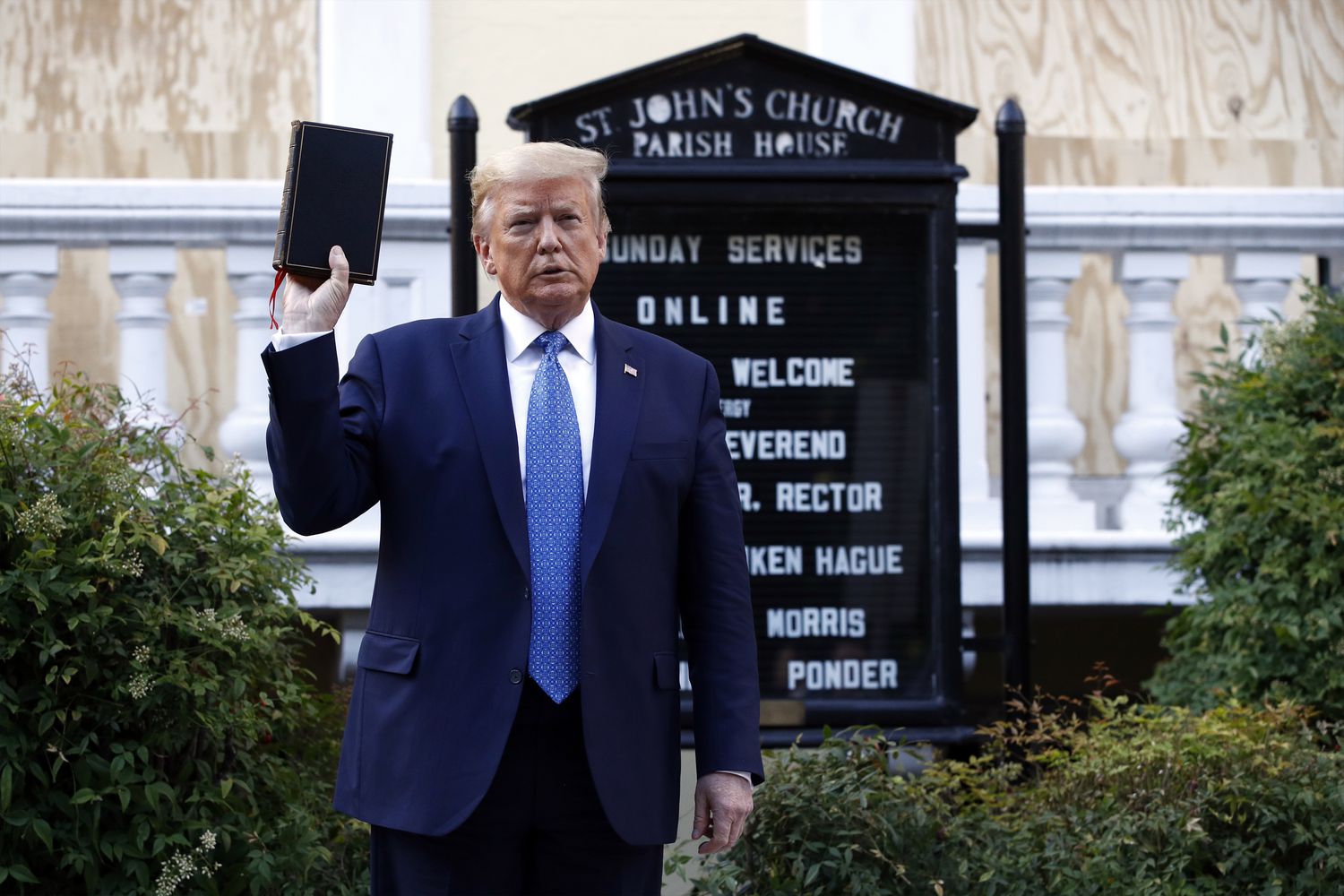 Donald Trump posando con una Biblia frente a la Iglesia de Saint John. Foto: AP.