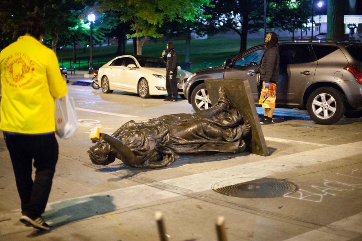Una de las estatuas derribadas durante las protestas en Madison. Foto: Emily Hamer