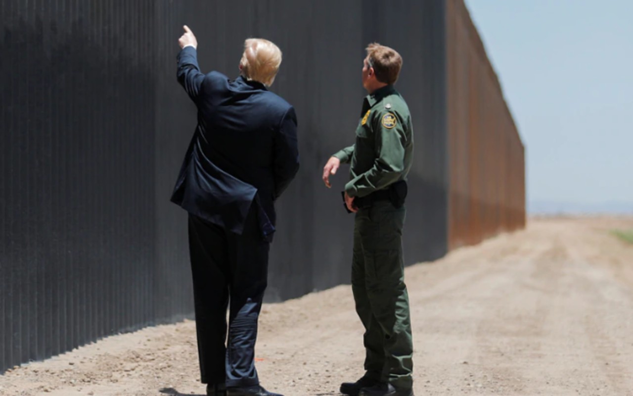 Donald Trump dijo que quienes construyeron esta sección del muro fronterizo sólo lo hacen quedar mal. Foto: Reuters