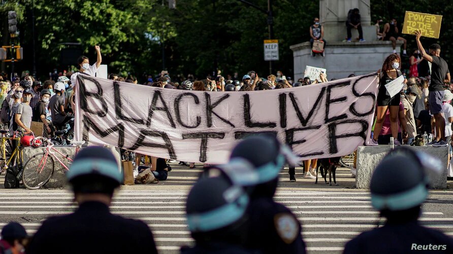 La organización Amnistía Internacional ha analizado videos de las últimas manifestaciones en EEUU para identificar casos de violencia policial. Foto: Voz de América