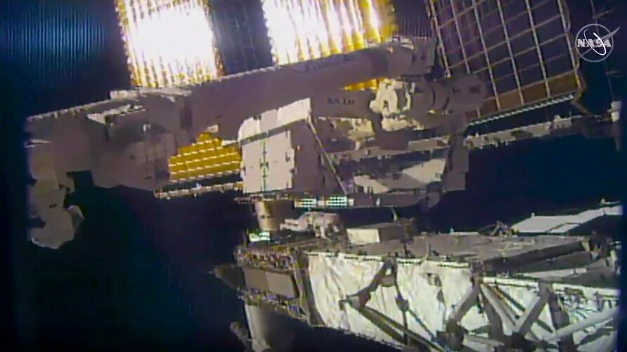En esta foto distribuida por la NASA, los astronautas Chris Cassidy y Bob Behnken reemplazan baterías de la Estación Espacial Internacional el 26 de junio de 2020. Foto: NASA