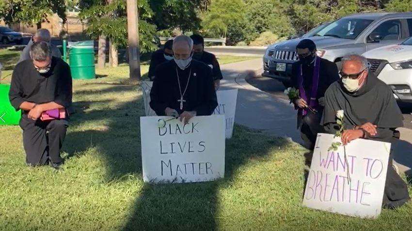 El obispo de Texas de rodillas en una manifestación por la muerte de George Floyd. Foto: InfoVaticana