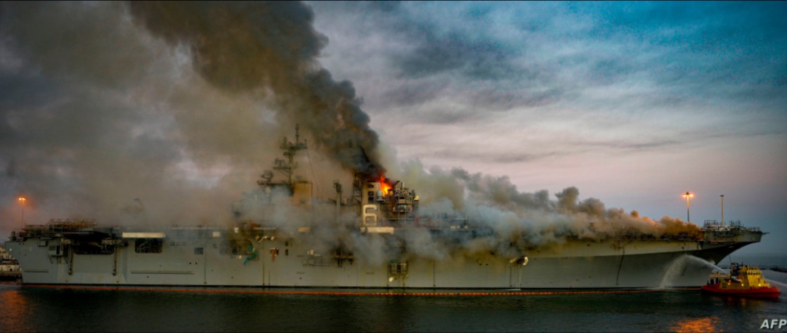 Continúa incendio en barco de la Marina en San Diego