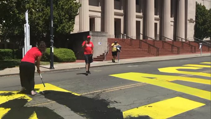 Pareja borra con pintura negra la frase “Black Lives Matters” en calle de California