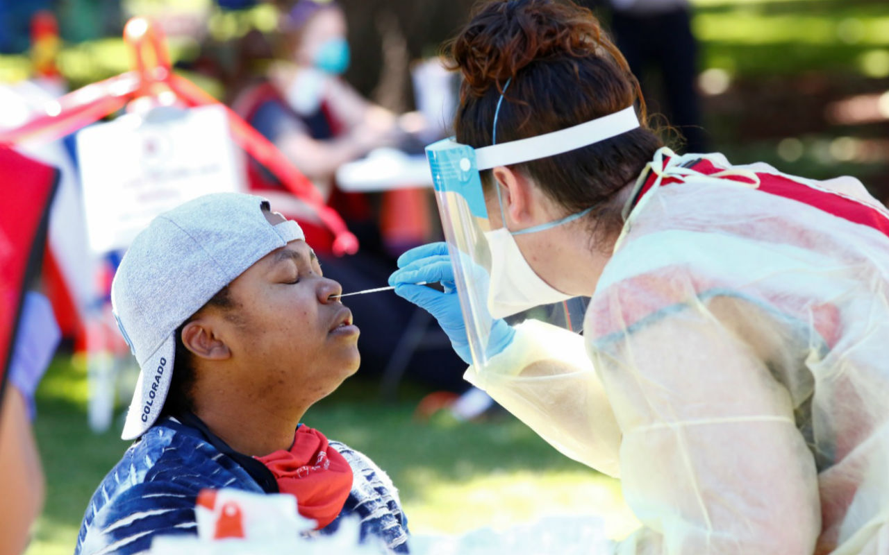 Tienes hasta el 18 de enero para hacerte la prueba de coronavirus en estos lugares. | Foto: Reuters / Voz de América.