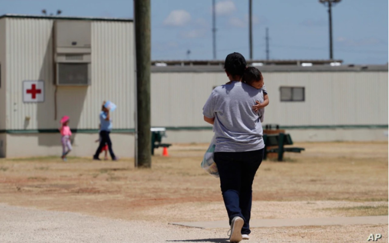 ICE no libera a niños migrantes pese a orden de juez