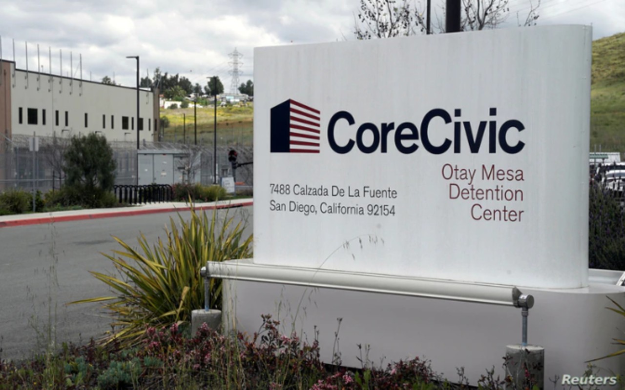 Casi mil empleados en centros de detención dan positivo a Covid-19