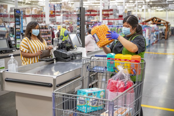 Walmart hace obligatorio el uso de mascarilla en sus tiendas en EEUU